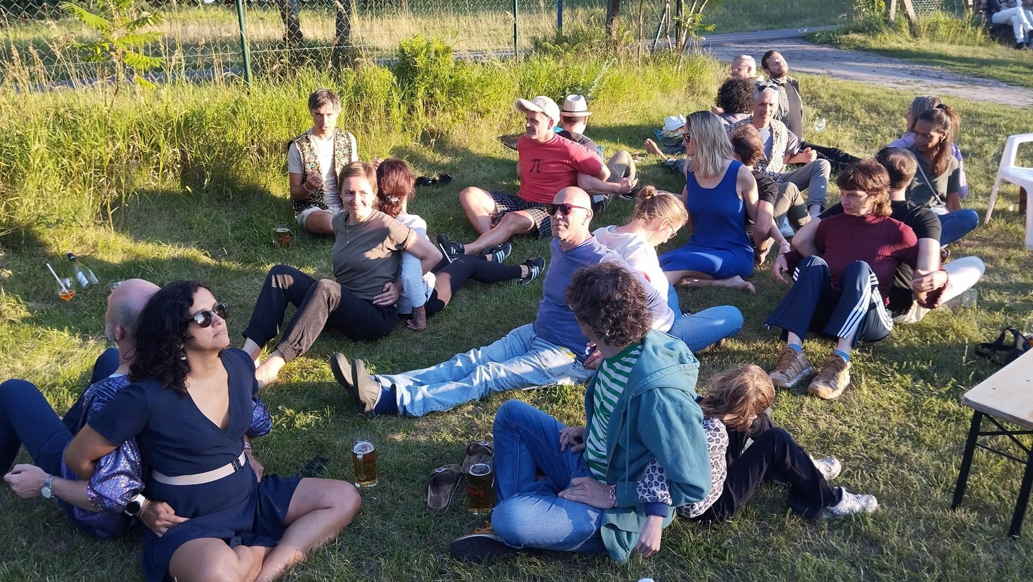 Ein Bild, das Kleidung, drauen, Person, Gras enthlt.

Automatisch generierte Beschreibung