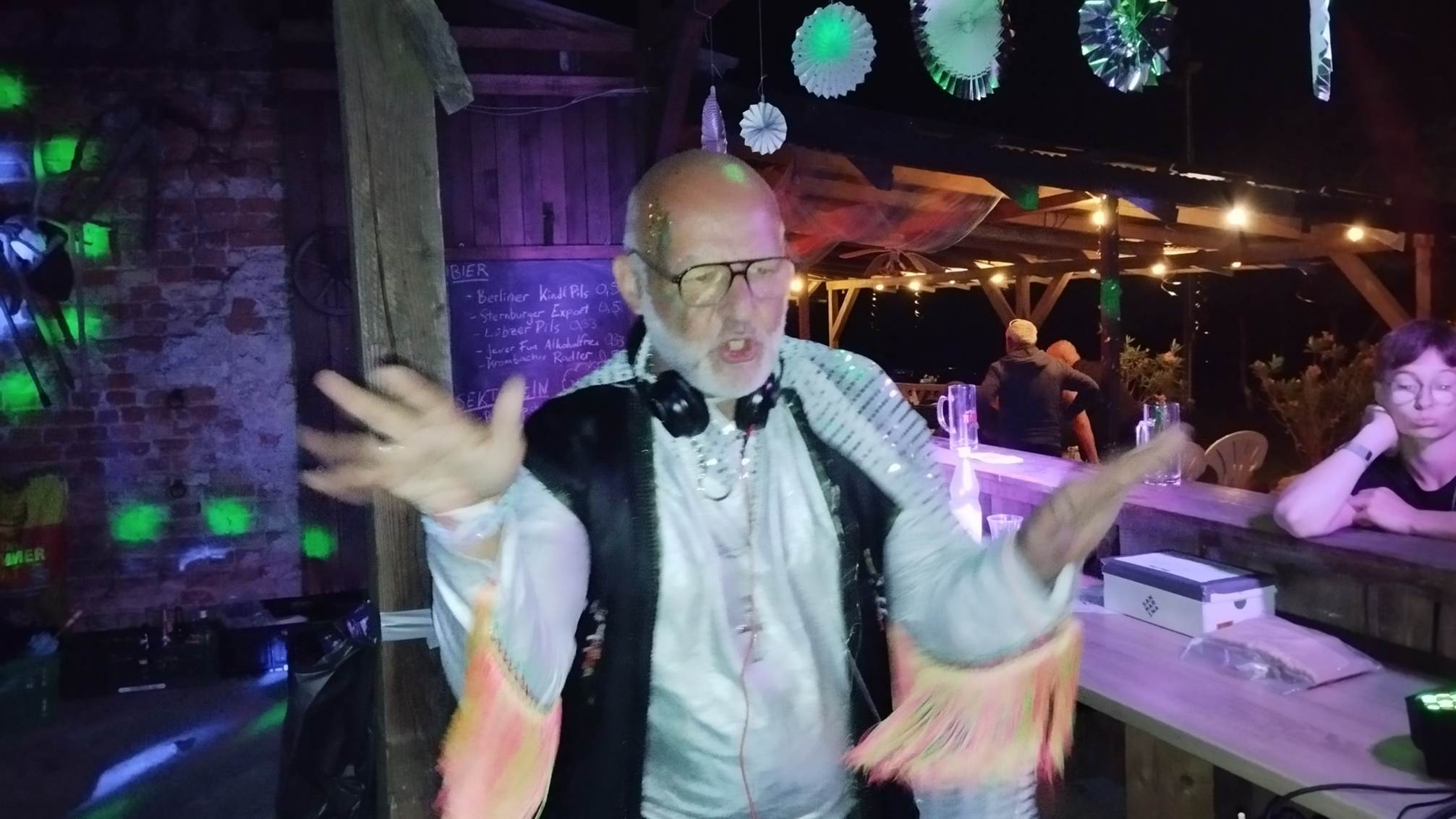 Ein Bild, das Person, Mann, Kleidung, Tanz enthlt.

Automatisch generierte Beschreibung