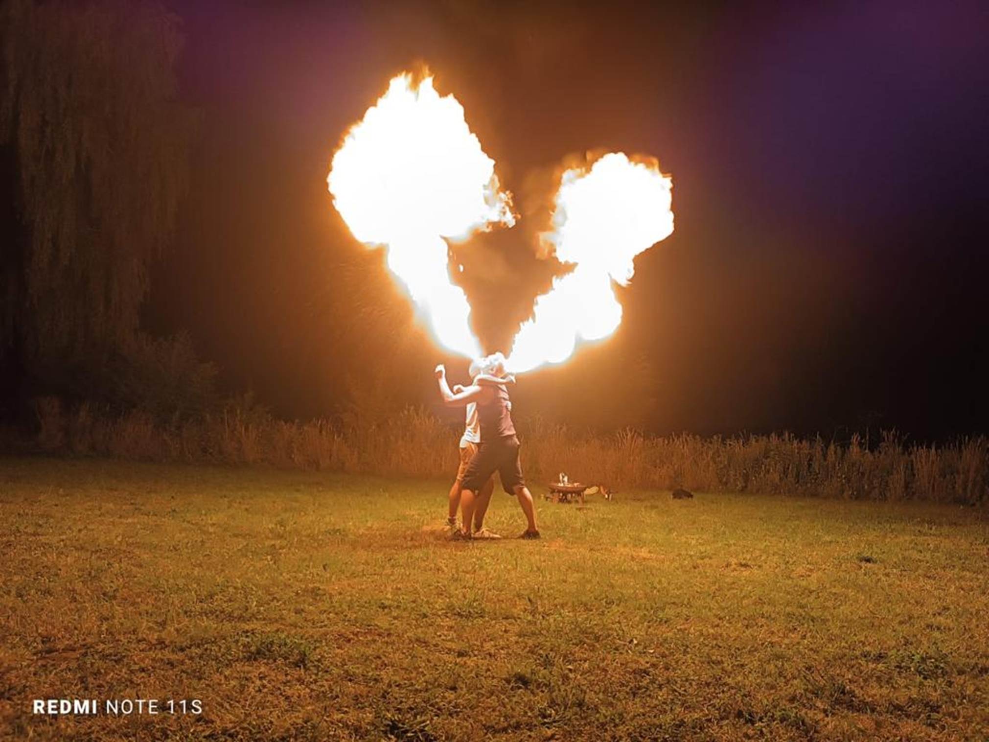 Ein Bild, das Gras, Feuer, drauen, Wrme enthlt.

KI-generierte Inhalte knnen fehlerhaft sein.